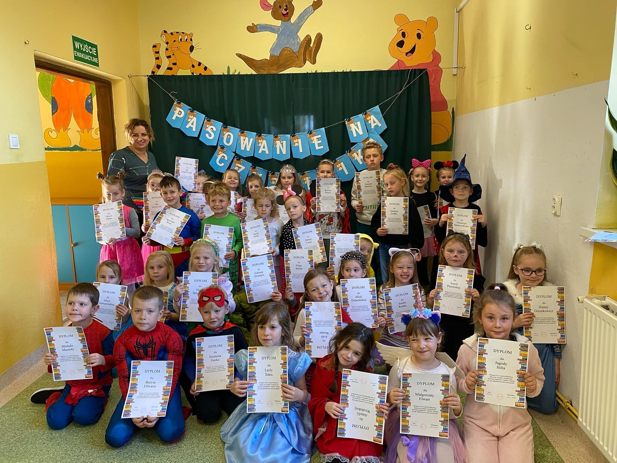 Pasowanie na czytelnika w szkolnej bibliotece