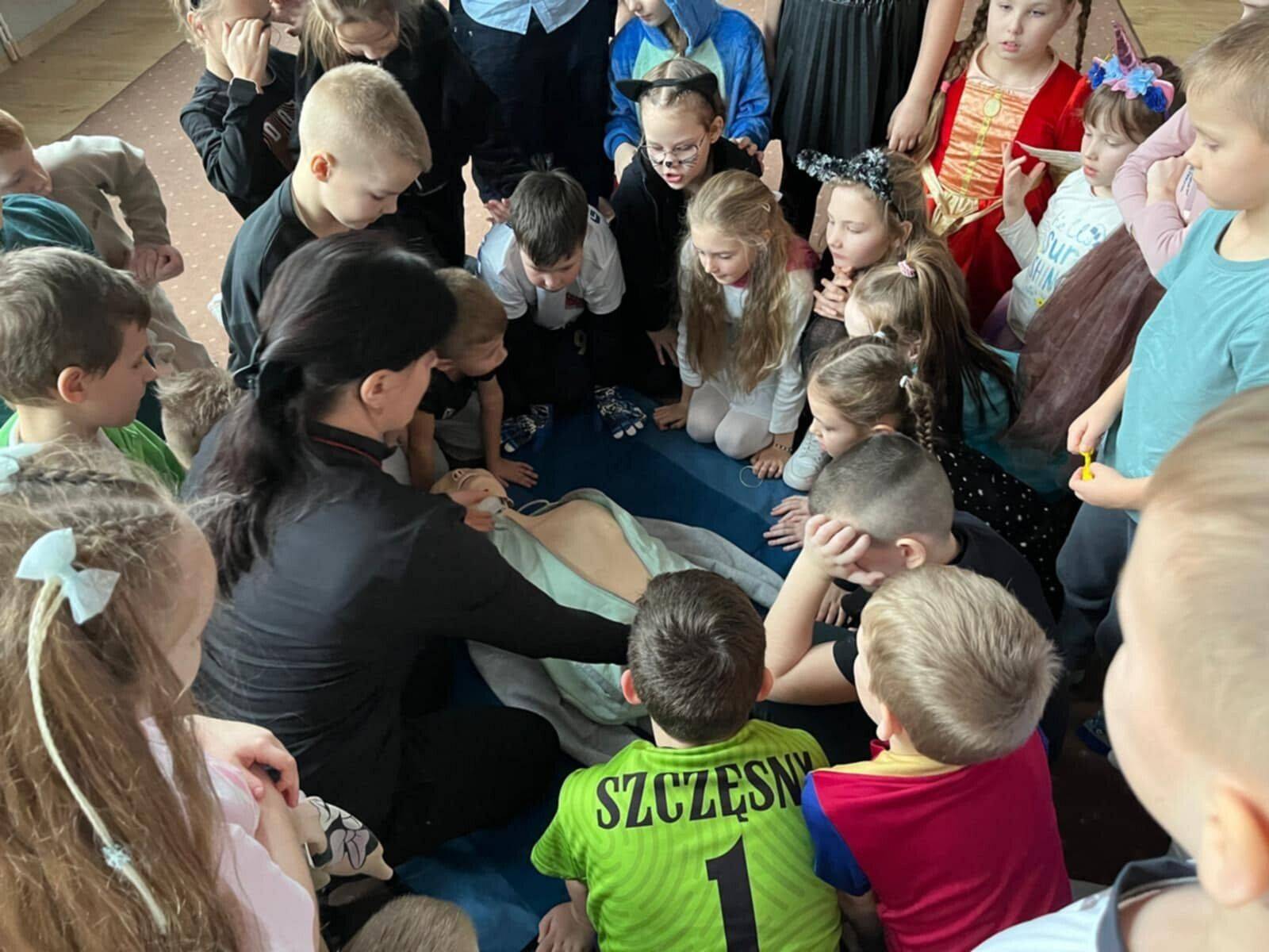 Uczniowie klas trzecich zanurzają się w świat zdrowia i pierwszej pomocy!
