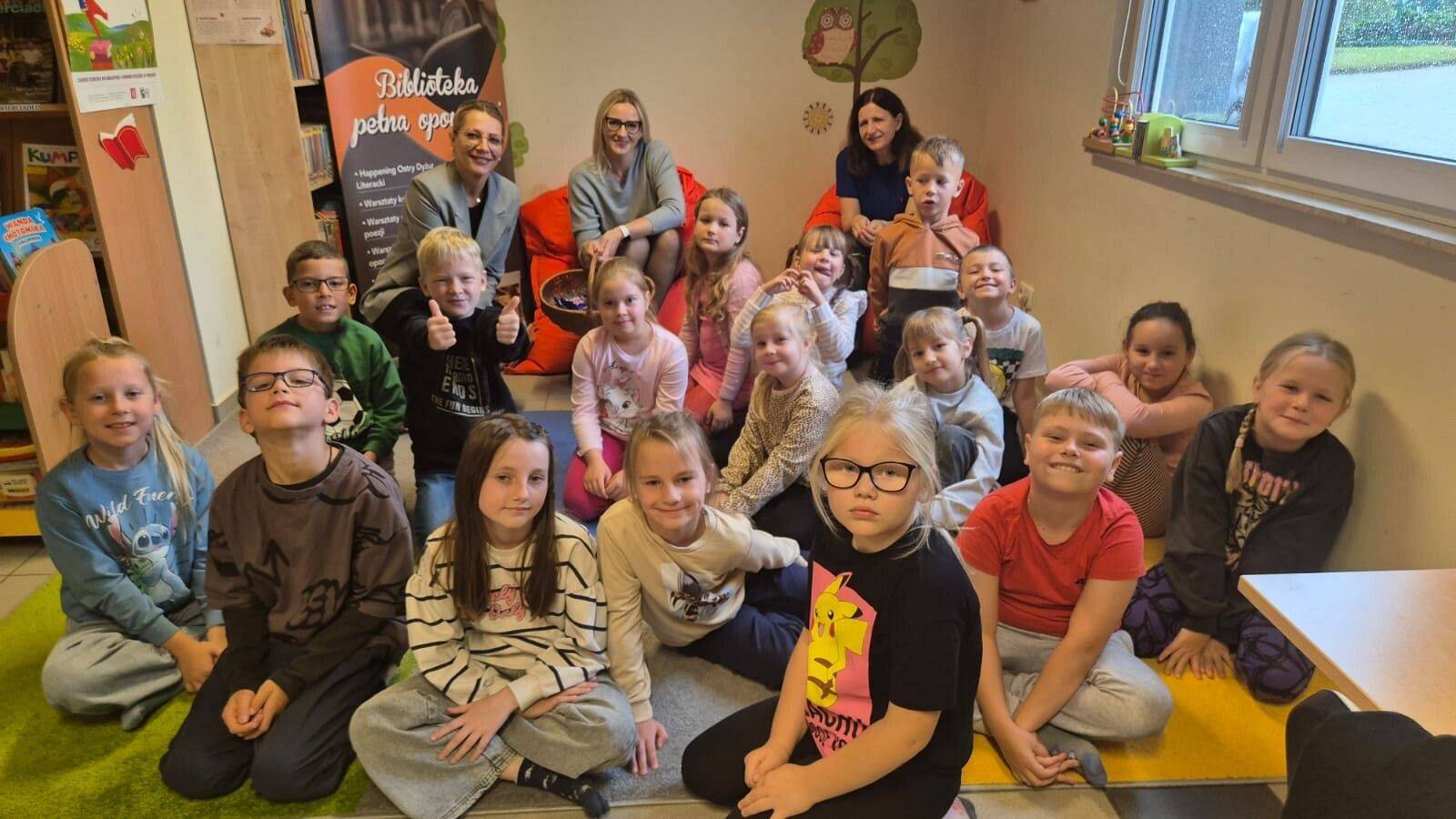 Książki mojego dzieciństwa – spotkanie uczniów klas drugich z panią wicewójt Beatą Noculak w Bibliotece Publicznej Gminy Linia.