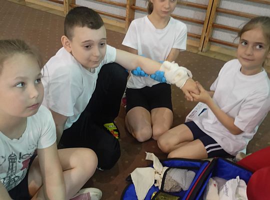 Uczniowie klas trzecich zanurzają się w świat zdrowia i pierwszej pomocy!